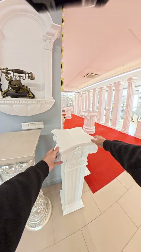El, yivli pilaster üzerindeki kabartmalı başlık bölümünü işaret ediyor