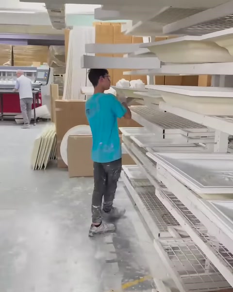 Atölye rafları arasında kare dekoratif panel taşınıyor
