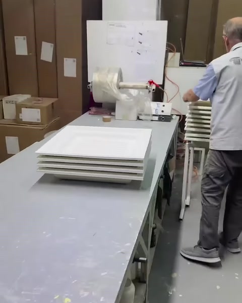 Tamamlanan kare kubbe panelleri paketleme alanında istifleniyor