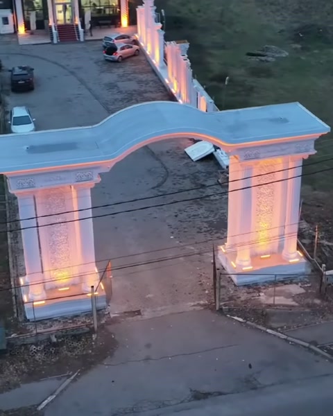 Sütunlu giriş kapısının üst örtüsü ve iki dekoratif yan bloğu