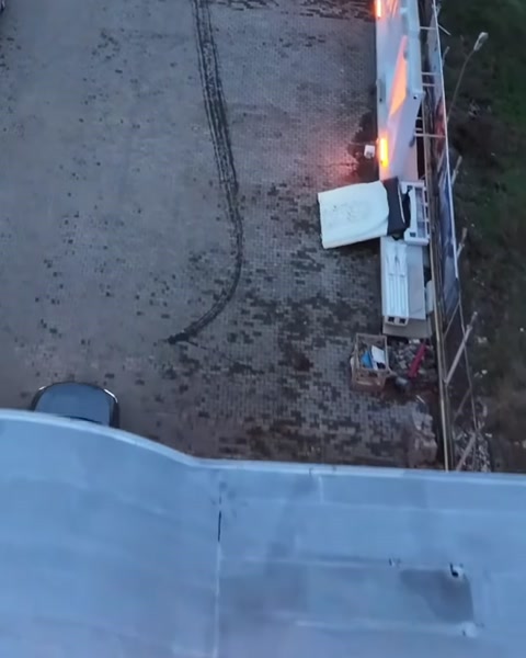 Kavisli giriş örtüsü ile yol kenarındaki dekoratif cephe sırası