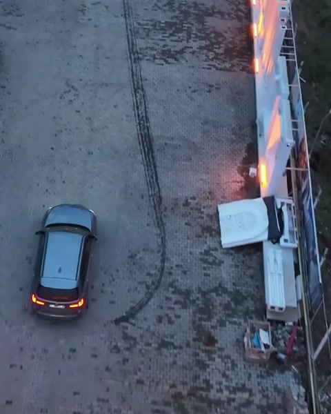 Yol boyunca uzanan sütunlu çevre düzenlemesinin havadan görünümü