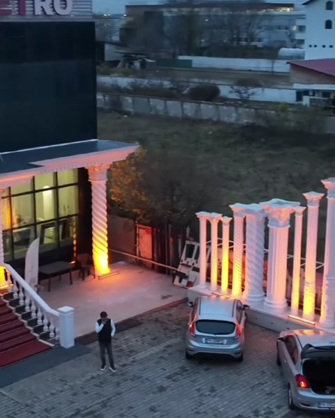 Bina cephesi ve kemerli giriş yapısının birlikte görünümü