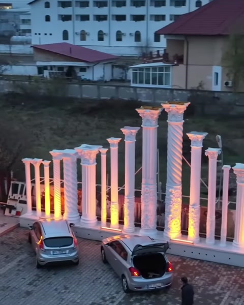 Aydınlatılmış sütun dizisi ve alt bölümdeki çevre duvarı