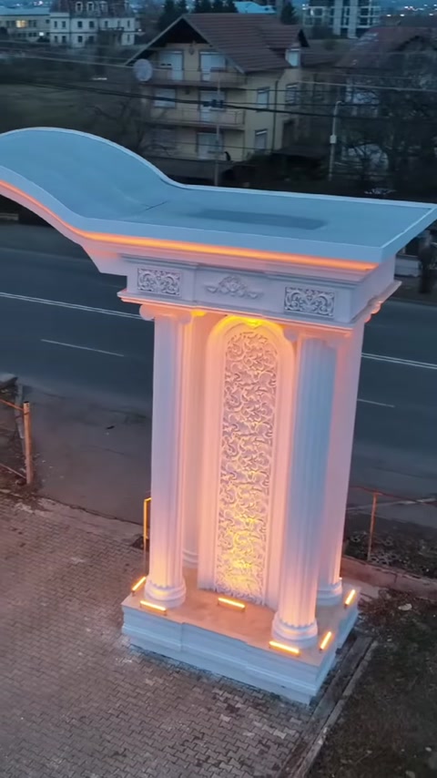 Kabartma desenli pano, sütunlar ve kavisli üst başlık detayı