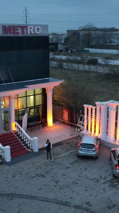 Dekoratif sütun dizisi, bina yanındaki açık alanı ritmik biçimde sınırlıyor