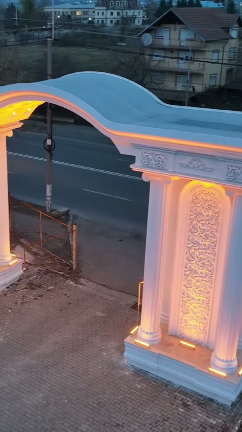 Dalgalı üst başlık, ince yan sütunlar ve desenli panelle birleşiyor