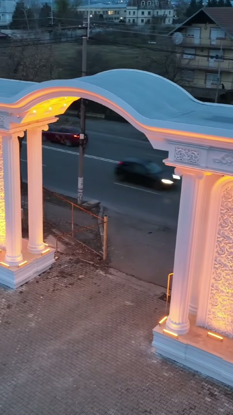 Yol kenarındaki anıtsal kapı ayağında bitkisel kabartmalar öne çıkıyor