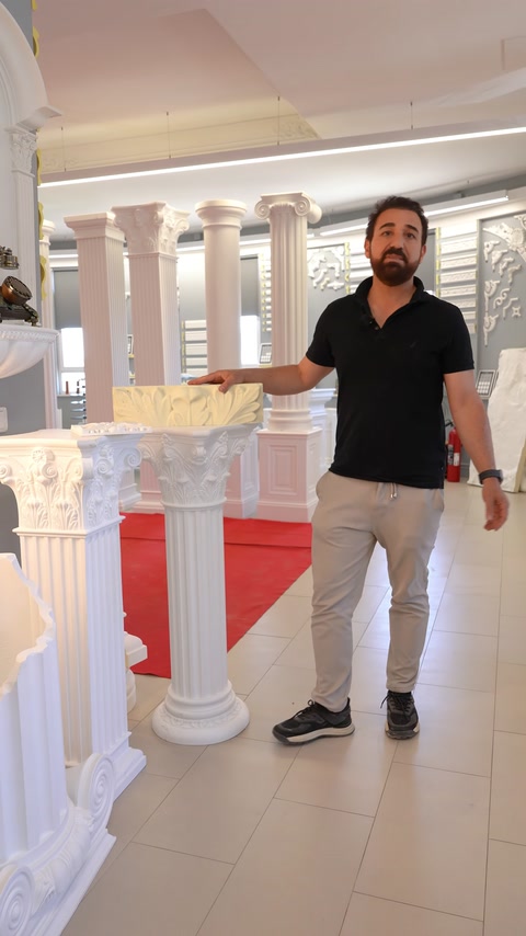 Bitmiş rölyef showroomdaki sütun dekorasyonuyla birlikte tanıtılıyor