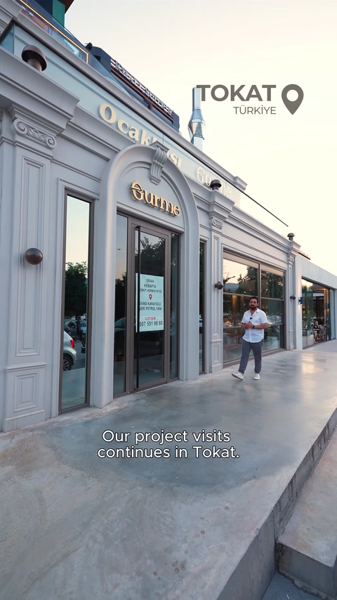 Restoran cephesindeki kemer, pilaster ve söve uygulamalarının genel görünümü