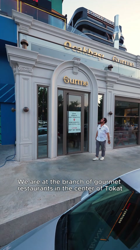 Gurme restoran girişini çevreleyen dekoratif profiller ve sütunlar sergileniyor