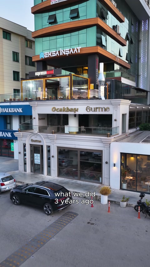 Çok katlı yapının alt cephesindeki tamamlanmış restoran dekorasyonu görülüyor