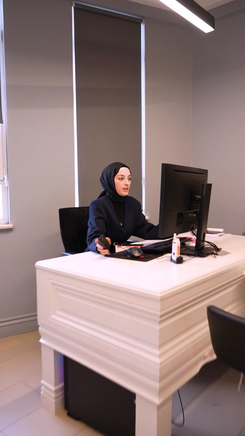 Dekoratif profillerle kaplı çalışma masasında proje koordinasyonu yürütülüyor