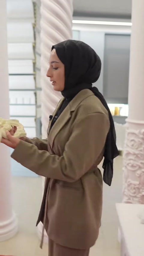 Altın renkli motif yuvarlak sütun yüzeyine uygulama için yaklaştırılıyor