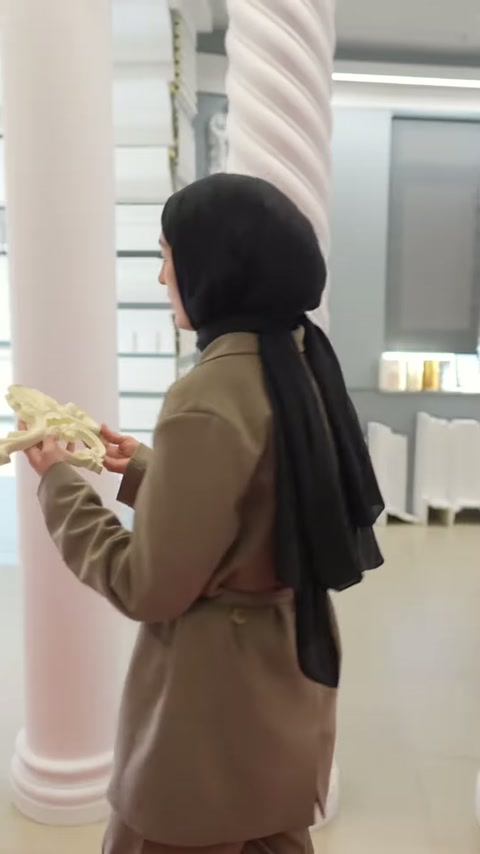 Açık sarı dekoratif motif pembe sütunun yanında uygulamaya hazırlanıyor