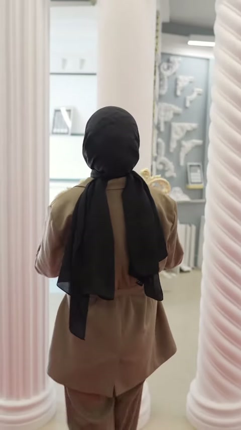 Kıvrımlı süsleme modeli sütunun orta bölümüne doğru yaklaştırılıyor