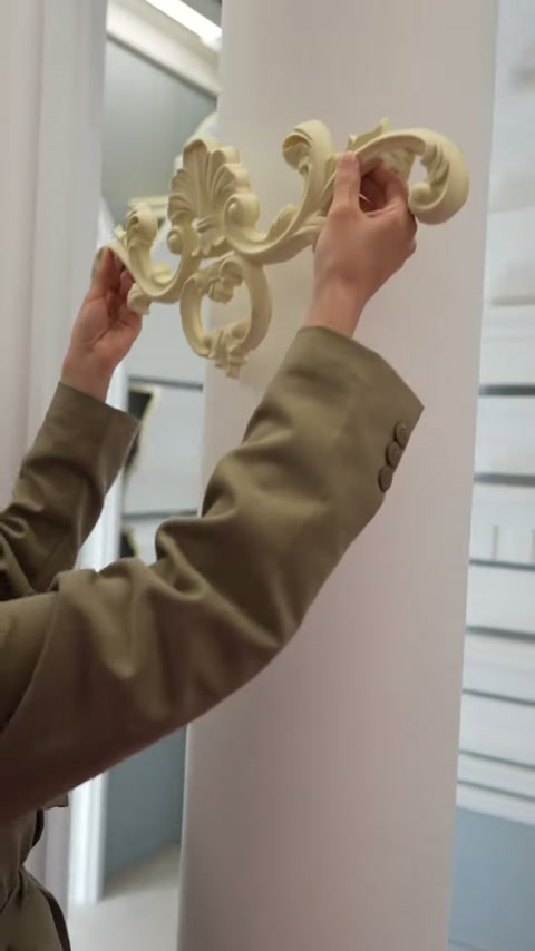 Sunucu açık sarı motifin üst kısmını sütuna doğru bastırıyor