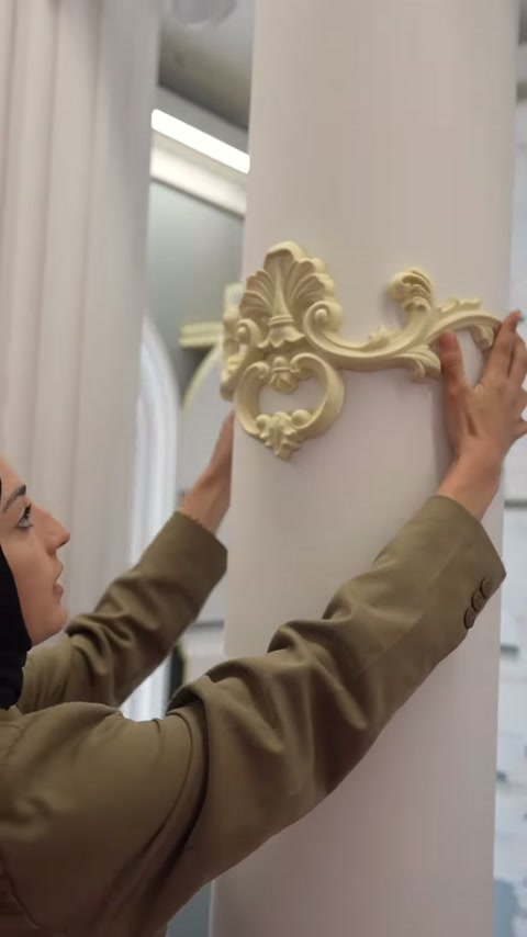 Kıvrımlı motif iki ucundan tutularak sütunun merkezine yerleştiriliyor