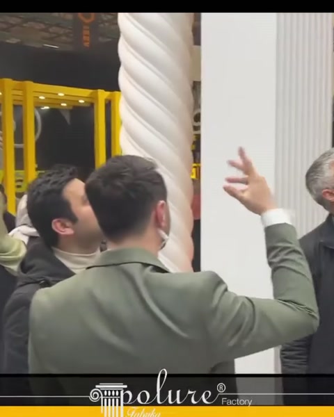Ziyaretçiler burmalı dekoratif sütun modelinin detaylarını yakından inceliyor