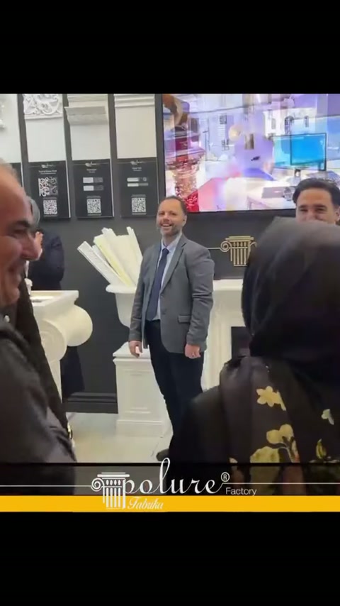 Profil sergisinin önünde toplanan ekip kutlama için hazırlanıyor