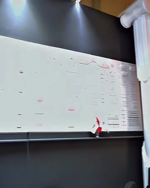Duvar panosunda farklı söve ve dekoratif profil örnekleri sıralanıyor