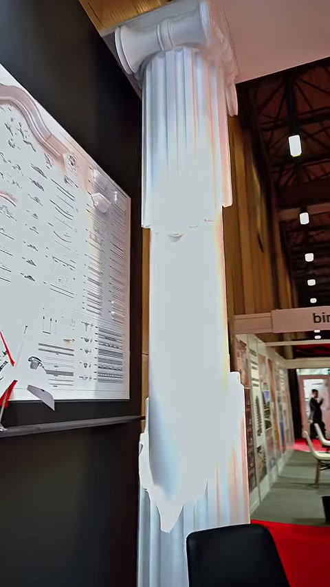 Dekoratif sütunun uzun gövdesi, üst başlığıyla birlikte yakından inceleniyor
