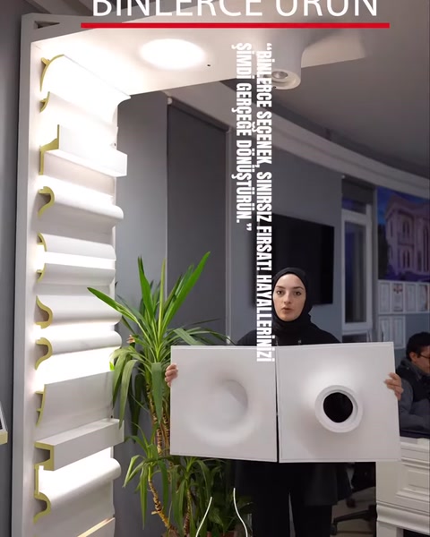 Farklı kesitlerde beyaz dekoratif profiller duvar standında sunuluyor