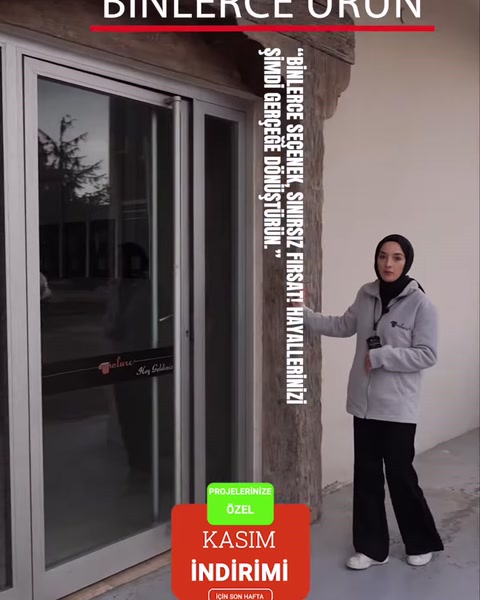 Beyaz söveler sürgülü kapı çevresindeki dekoratif uygulamayı tamamlıyor