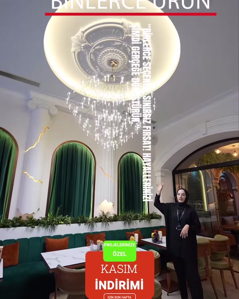 Tavan göbeği ve kartonpiyerlerle tamamlanan salon dekorasyonu görülüyor