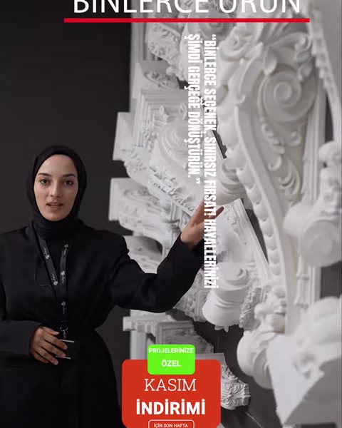 Beyaz motifli kartonpiyer ve köşe süsleri duvar standında sergileniyor
