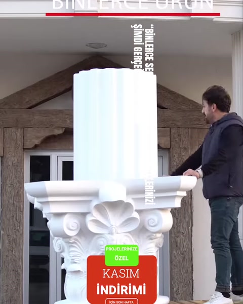 Büyük sütun başlığı üzerinde dekoratif montaj çalışması yapılıyor