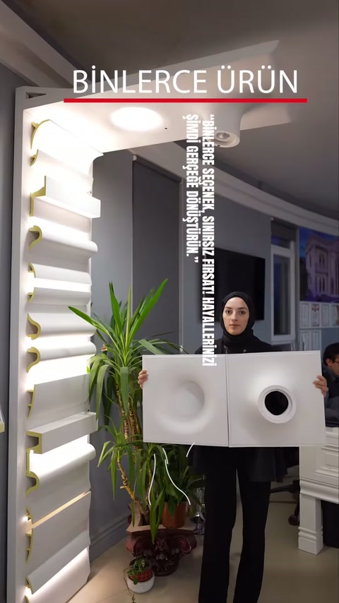 Sunum alanında dairesel motifli beyaz tavan göbeği panelleri gösteriliyor
