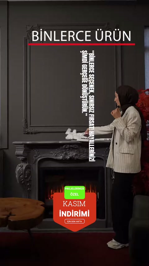 Siyah şömine çevresindeki klasik dekoratif çerçeve detayları elle tanıtılıyor