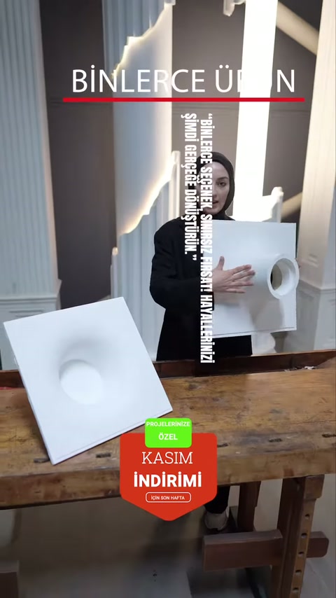 Dairesel kabartmalı beyaz dekoratif paneller çalışma tezgâhında sergileniyor