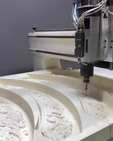 Dairesel poliüretan saat çerçevesi CNC tezgâhında işleniyor