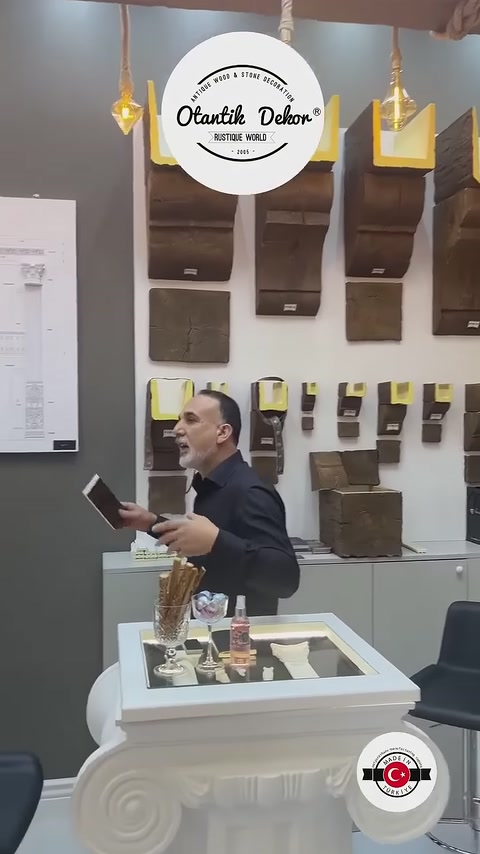 Kahverengi kiriş kesitleri ve yüzey numuneleri sergi duvarını kaplıyor