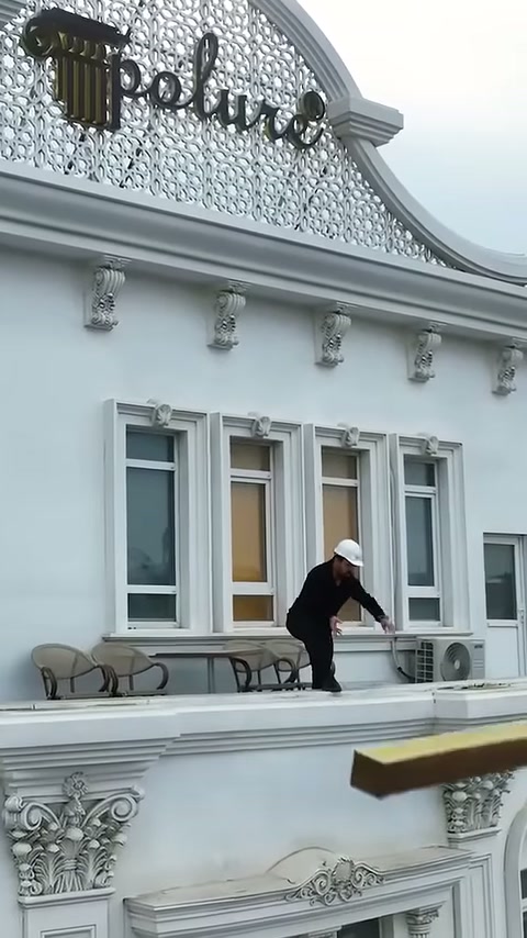Usta teras korkuluğu ardında kiriş parçasını aşağı uzatıyor.