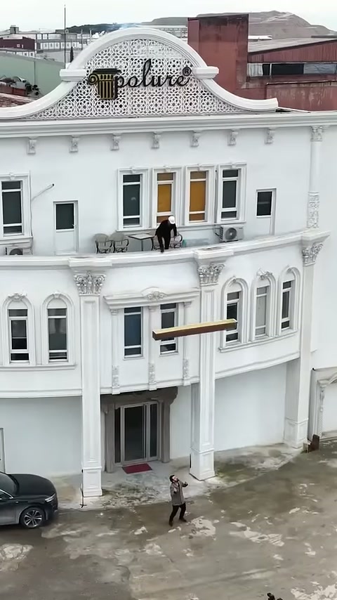 Üst terastan indirilen poliüretan kiriş bina girişine taşınıyor.