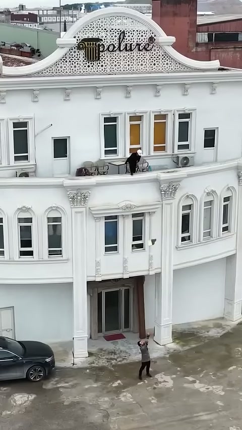 Kiriş parçası beyaz cephenin önünden girişe doğru indiriliyor.