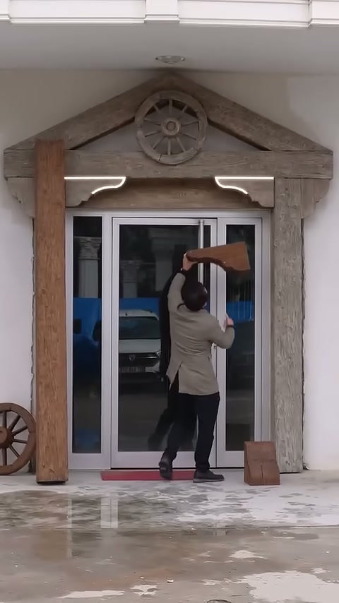 Usta konsol payandayı kapı üstü köşesine doğru kaldırıyor.