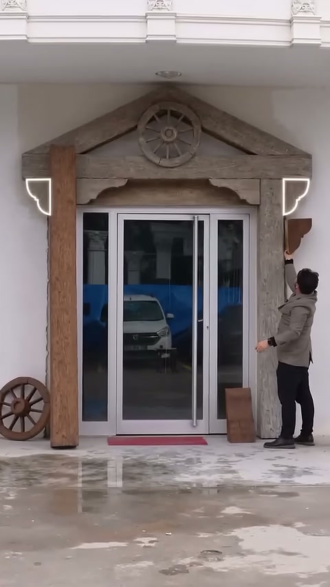Beyaz çizimler iki üst köşedeki payanda konumlarını işaretliyor.