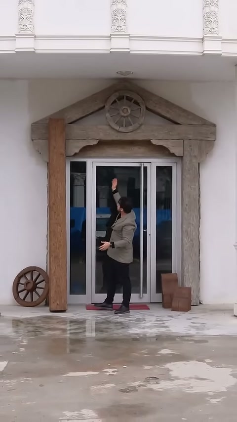 Usta rustik giriş düzenlemesinin kapı üstü bölümünü işaret ediyor.