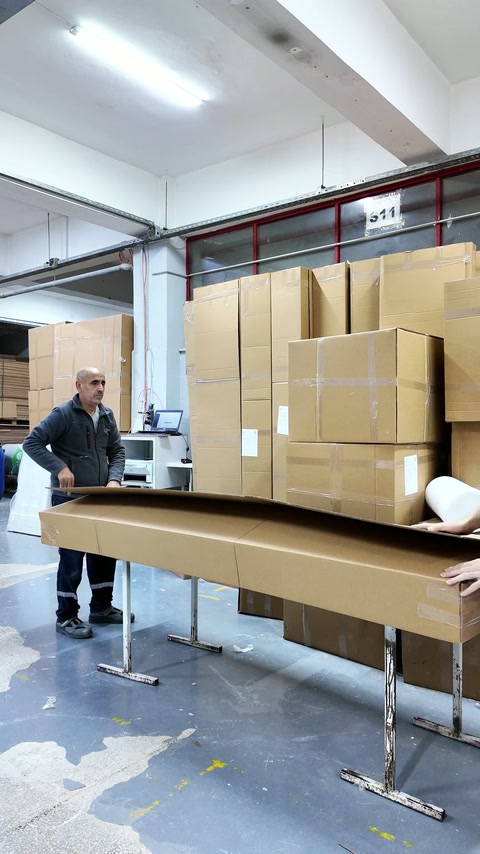 Uzun ürün kutusu kapatılmadan önce ambalaj kontrolü yapılıyor