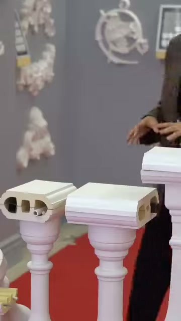 Poliüretan küpeşte kesitleri sergi standındaki dekoratif dikmeler üzerinde görülüyor.