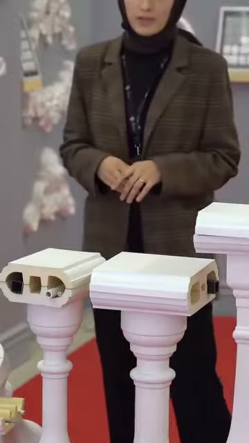 Dekoratif dikmelerin üstündeki iki küpeşte modeli birlikte sunuluyor.