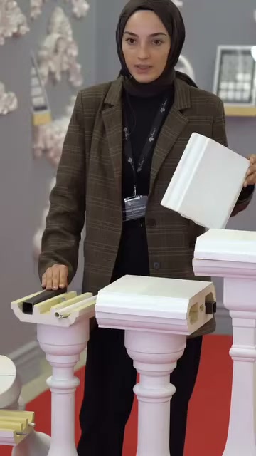 Kapak bileşeni ve açık kanal gövdesi karşılıklı tutuluyor.