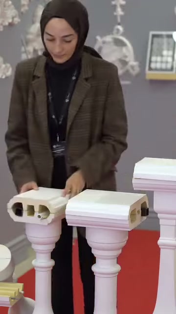 Üst kapak, kanallı küpeşte gövdesi üzerine yerleştiriliyor.