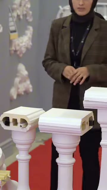 İki küpeşte modeli, badastrol başlıkları üzerinde sunum için duruyor.