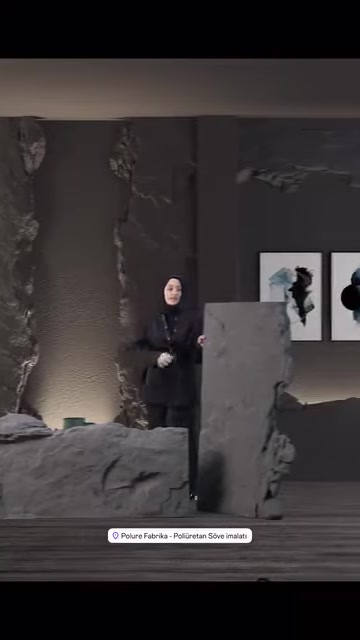 Dikey konumda sergilenen poliüretan kanyon kaya panel modeli