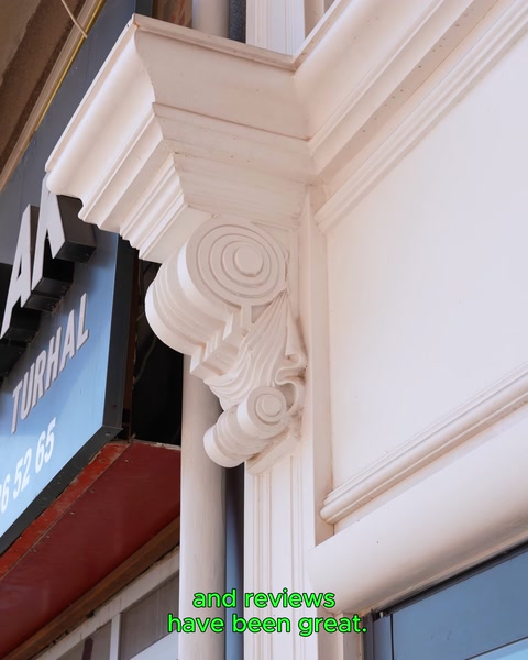 Bina köşesinde poliüretan başlık ve süpürgelik detayı